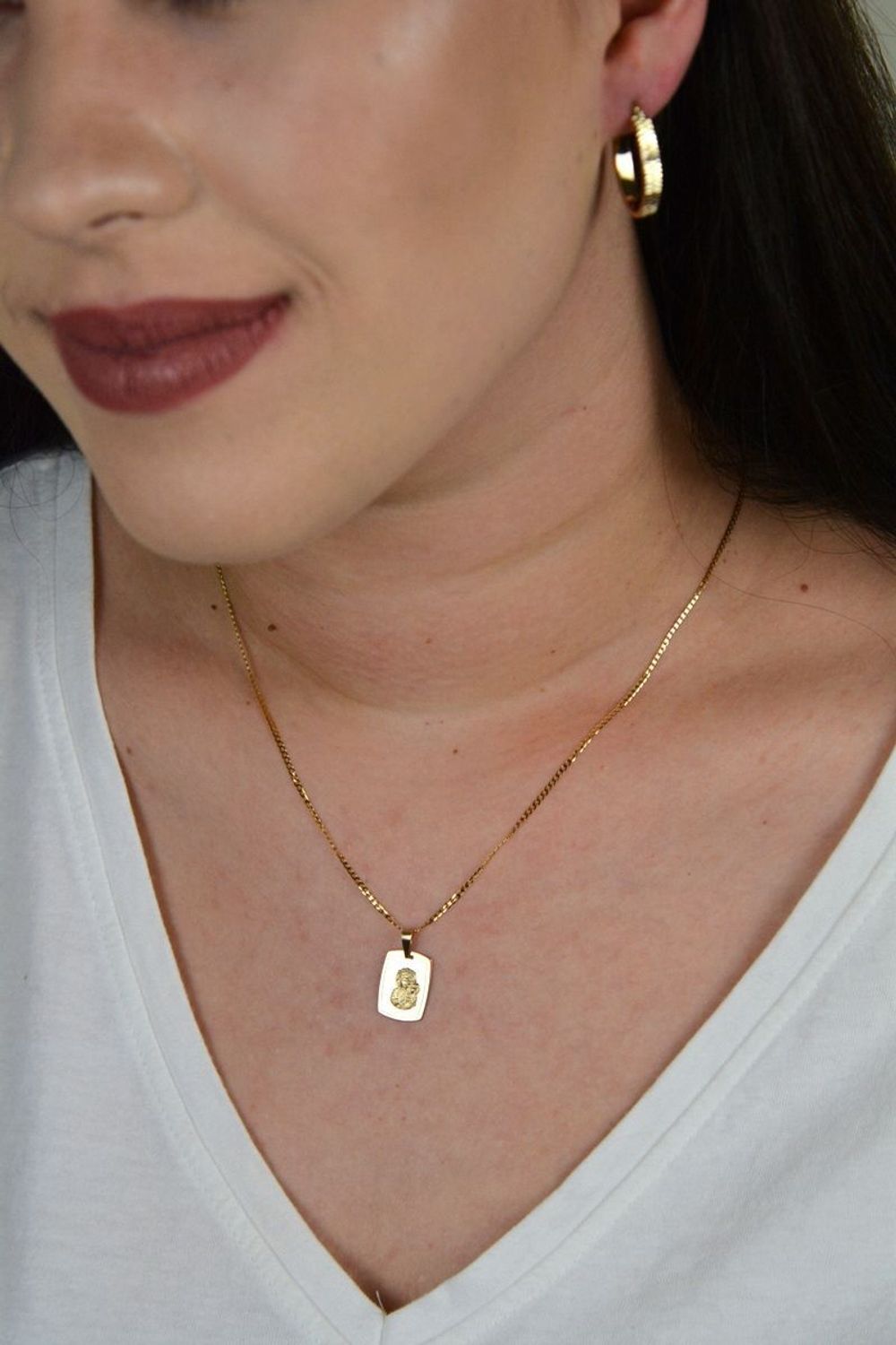 Złoty medalik z wizerunkiem Matki Boskiej Częstochowskiej. ZA 6062E.jpg